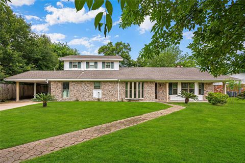 Photo of 102 Crestway Drive, Baytown, TX 77520 (MLS # 92656446)