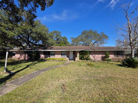 Photo of 706 Maple Street, Sweeny, TX 77480 (MLS # 97259656)