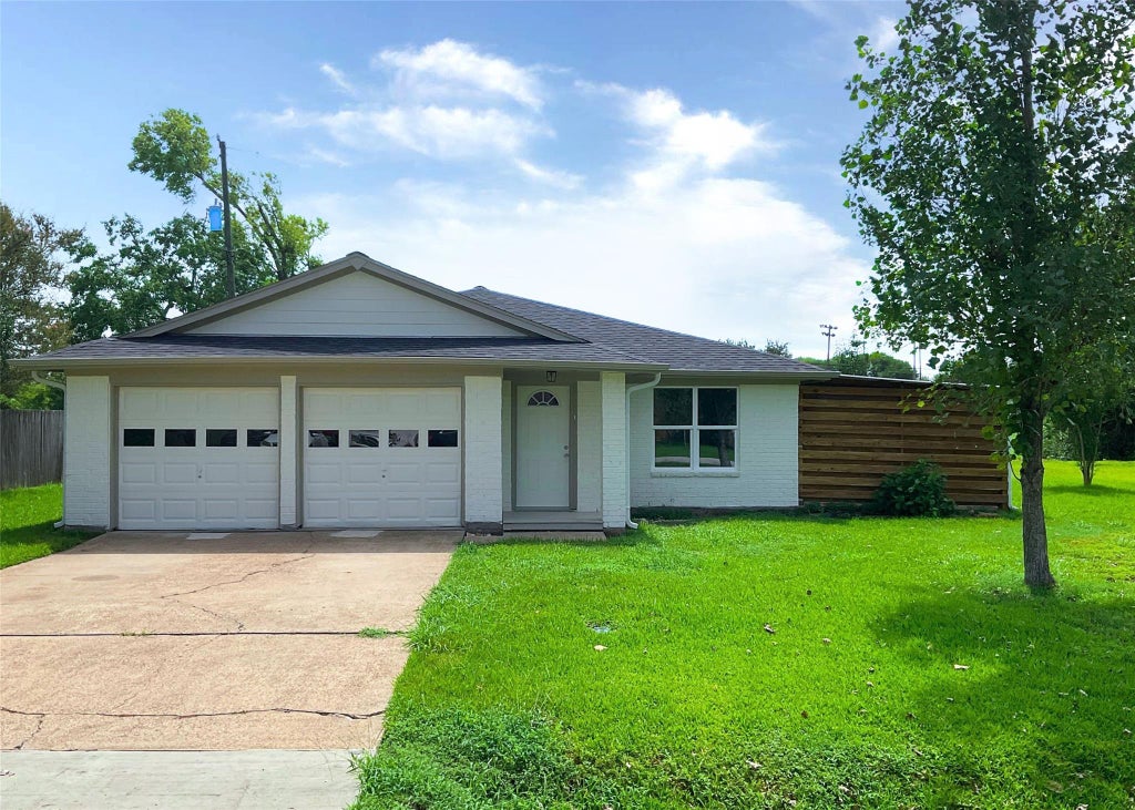 Photo of 522 Irene Drive, Highlands, TX 77562 (MLS # 62080438)
