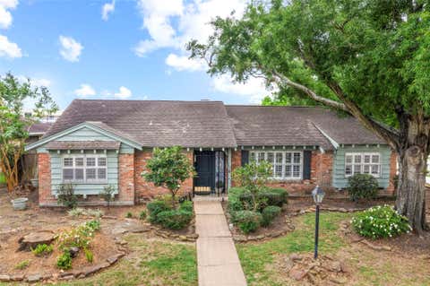 Homes For Sale - 102 Parliament Drive<br/> Houston, TX 77034