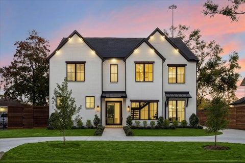 Photo of 431 W 30th Street, Houston, TX 77018 (MLS # 72762369)