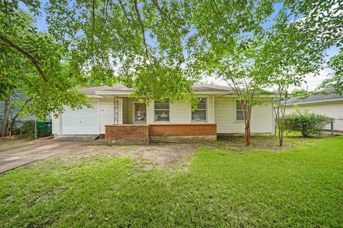 Photo of 5814 Darnell Street, Houston, TX 77074 (MLS # 3454627)