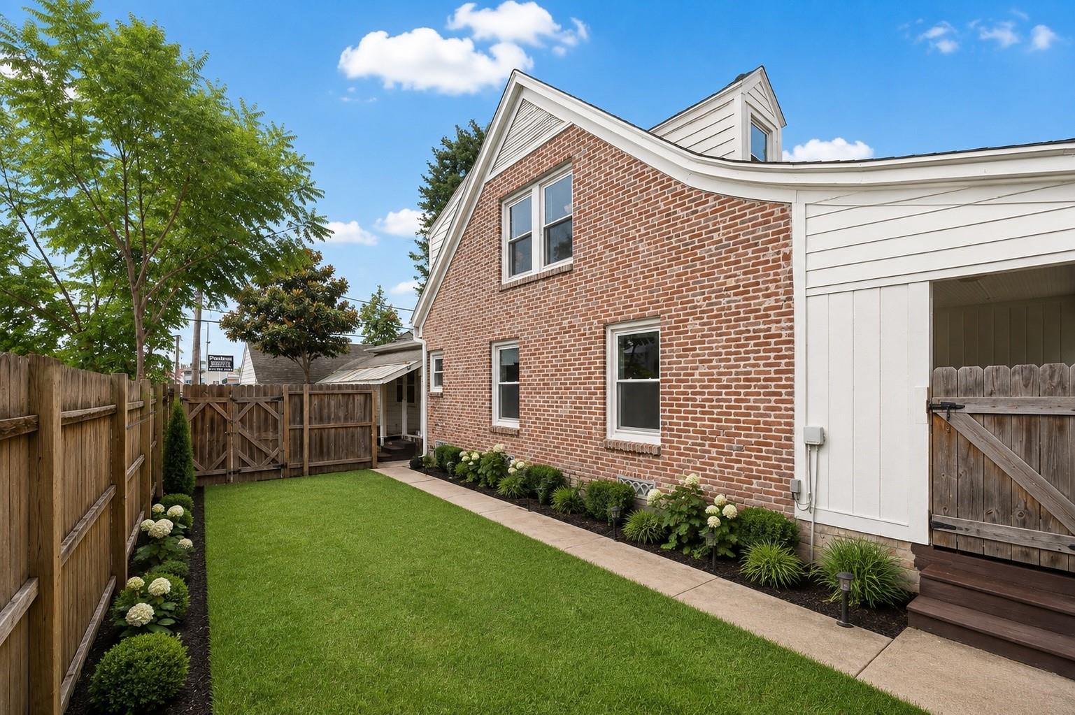 2438 Albans Road