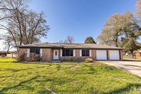 Homes For Sale - 236 Old San Felipe Road<br/> Austin County, Sealy, TX 77474