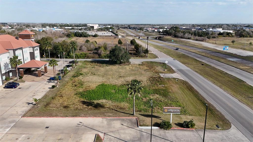 Photo of 860 S Highway 35 ByPass, Alvin, TX 77511 (MLS # 93680243)
