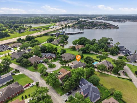 Photo of 107 Forest Court, Conroe, TX 77356 (MLS # 18460531)