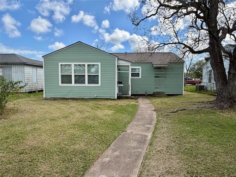 Photo of 1427 W 7th Street, Freeport, TX 77541 (MLS # 48591012)