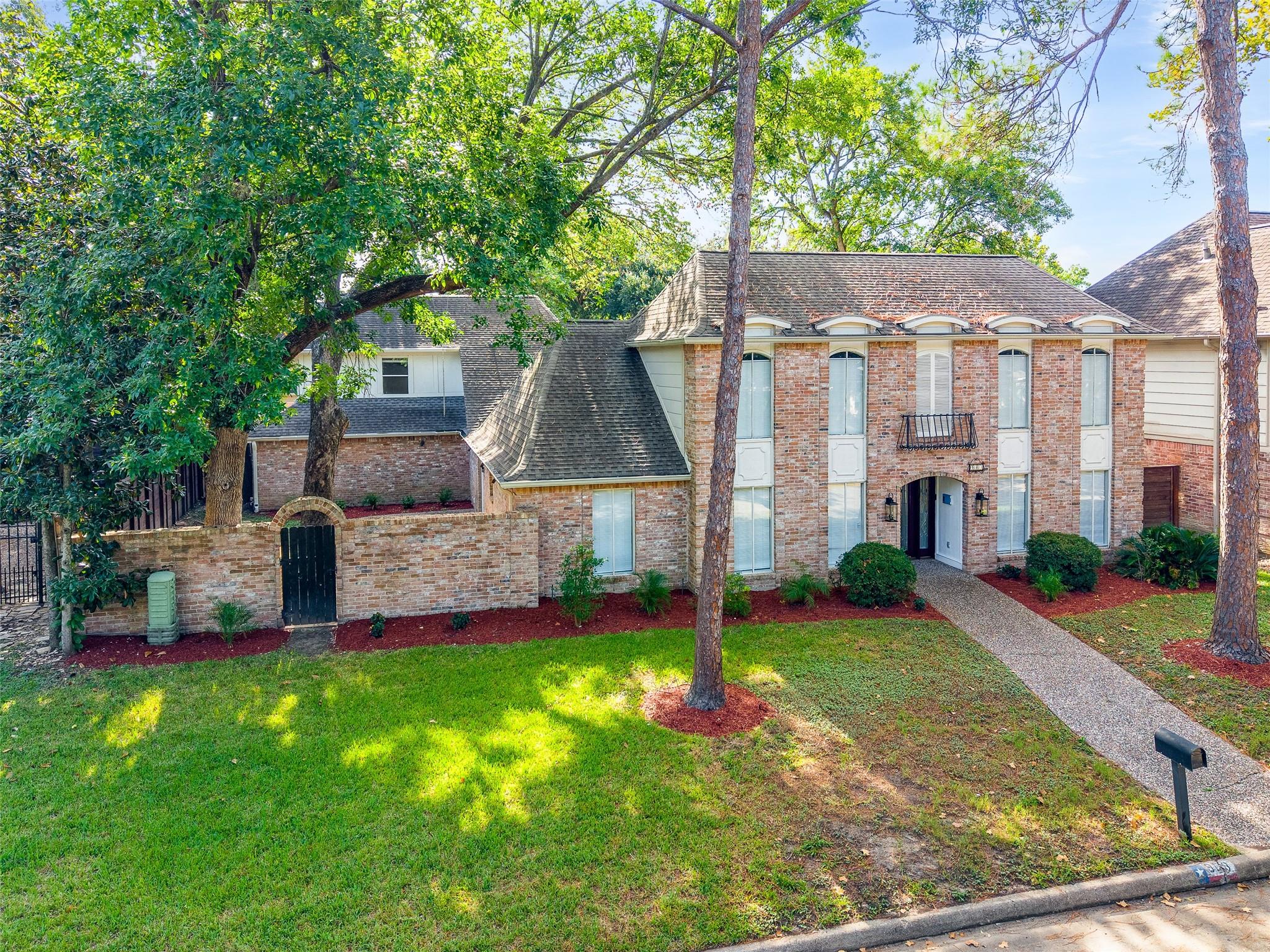 903 Crossroads Drive