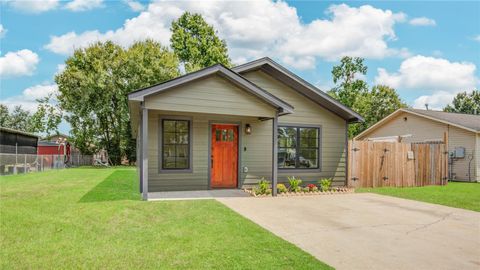 Photo of 9822 Thorn Street, Houston, TX 77078 (MLS # 5442087)