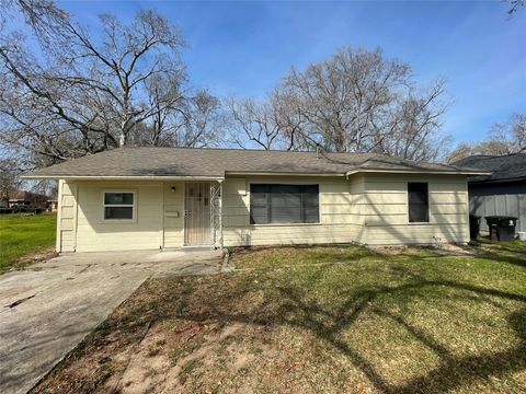 Photo of 6139 Belcrest Street, Houston, TX 77033 (MLS # 43322411)