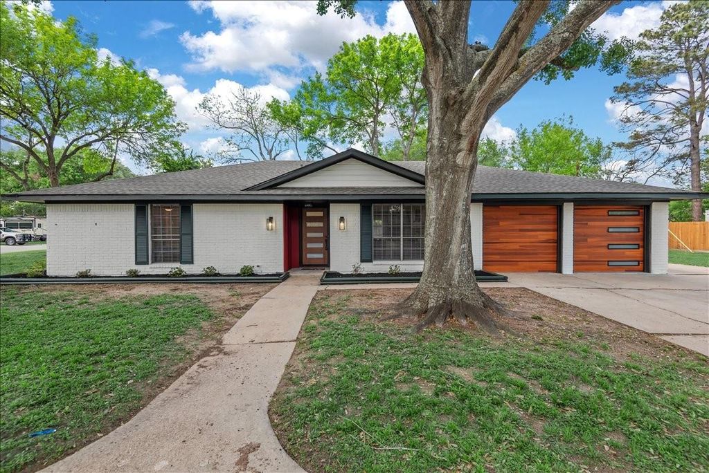 Photo of 1106 Long Dr Dr, Richmond, TX 77469 (MLS # 69824118)