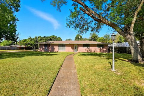 Photo of 2000 E Fayle Street, Baytown, TX 77520 (MLS # 4328418)