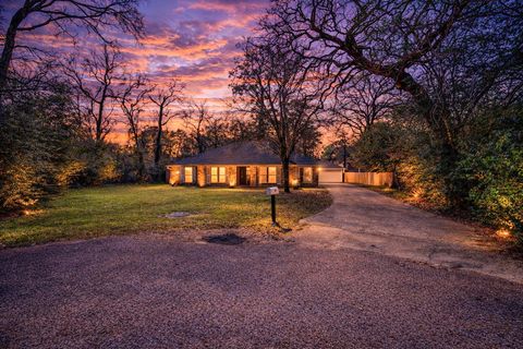 Tiny photo for 906 Brook Forest Court, Conroe, TX 77385 (MLS # 96404075)