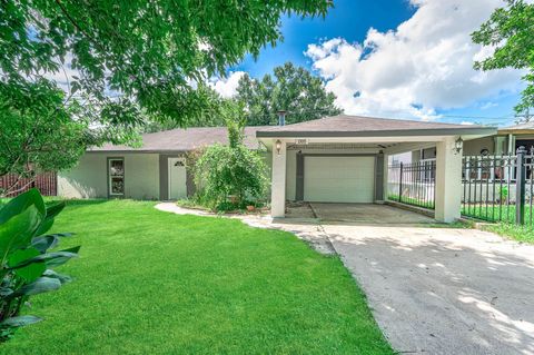Photo of 1305 Winchester Dr Dr, Richmond, TX 77469 (MLS # 21574546)