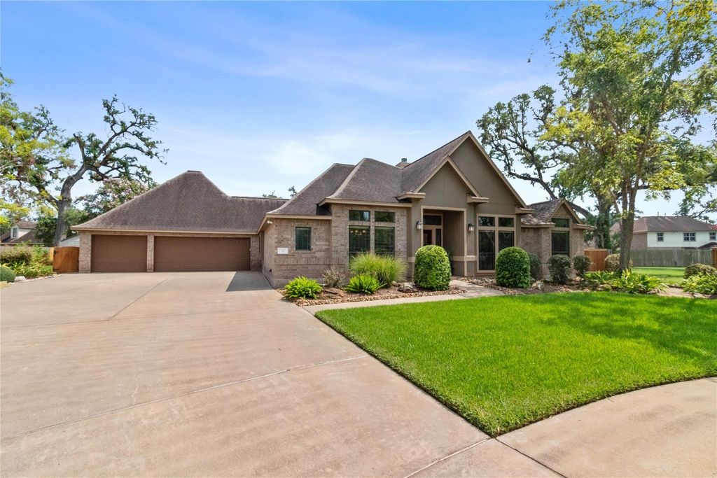Photo of 55 Canyon Oak Court, Lake Jackson, TX 77566 (MLS # 67054724)