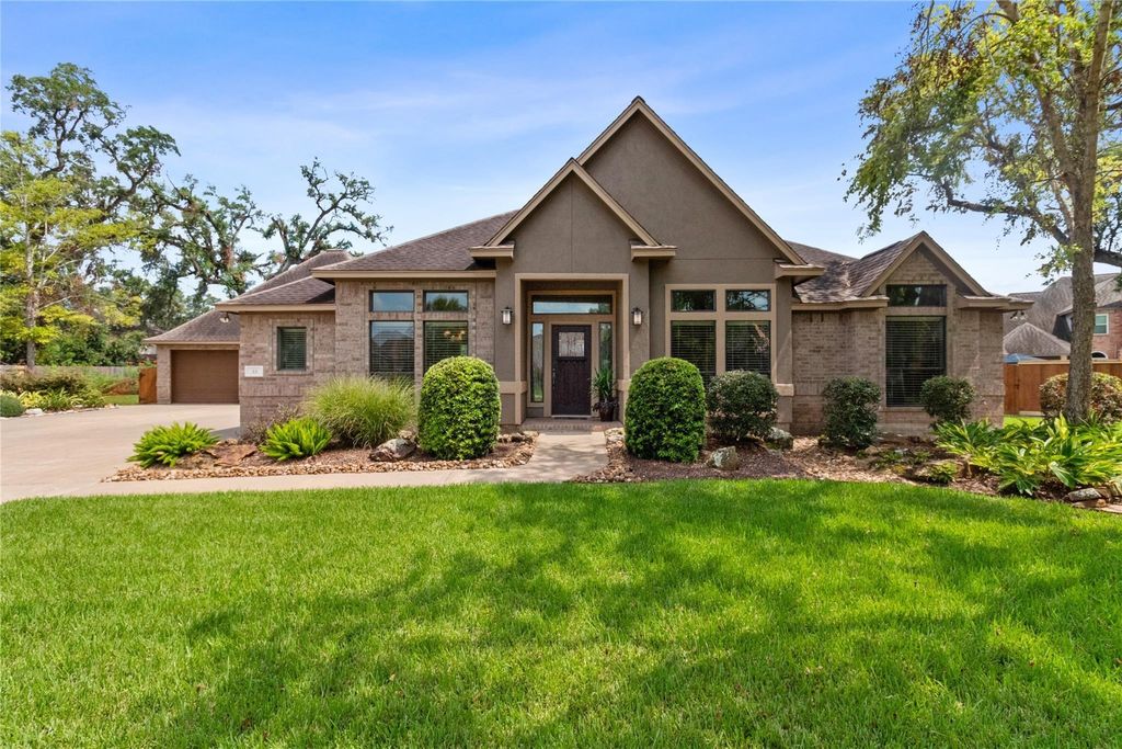 Photo of 55 Canyon Oak Court, Lake Jackson, TX 77566 (MLS # 67054724)