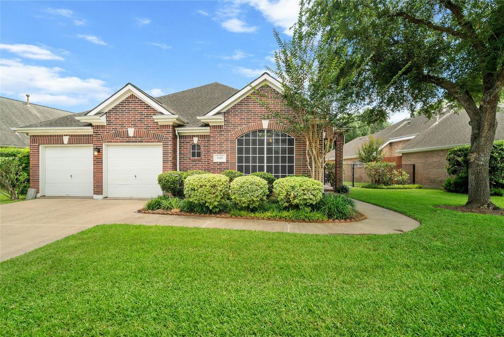 Photo of 6418 Parkriver Crossing, Sugar Land, TX 77479 (MLS # 20510679)