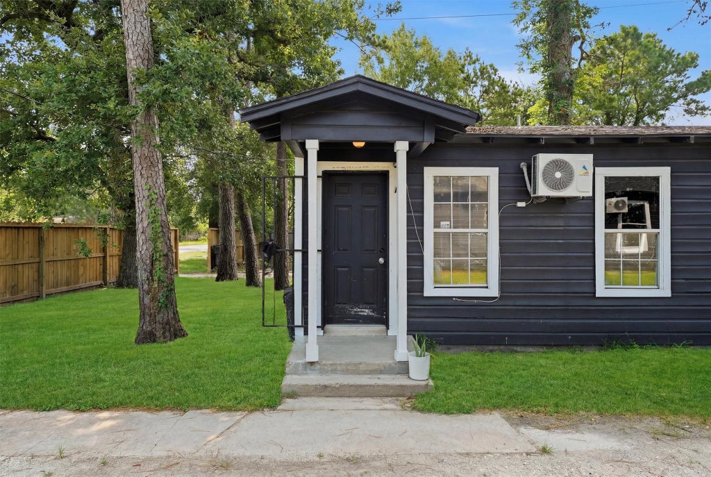 Photo of 8038 Record Street, Houston, TX 77028 (MLS # 58346710)