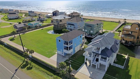 Photo of 18 Blue Heron Circle, Jamaica Beach, TX 77554 (MLS # 3598503)