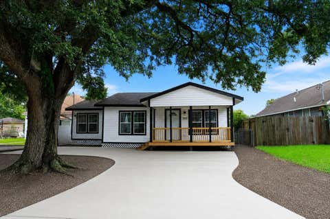 Photo of 1011 N Valderas Street, Angleton, TX 77515 (MLS # 49614385)