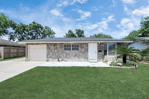 Photo of 2811 Wentworth Lane, Pasadena, TX 77506 (MLS # 27327843)