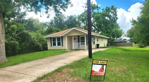 Photo of 510 Charlotte St ST, Clute, TX 77531 (MLS # 75137083)