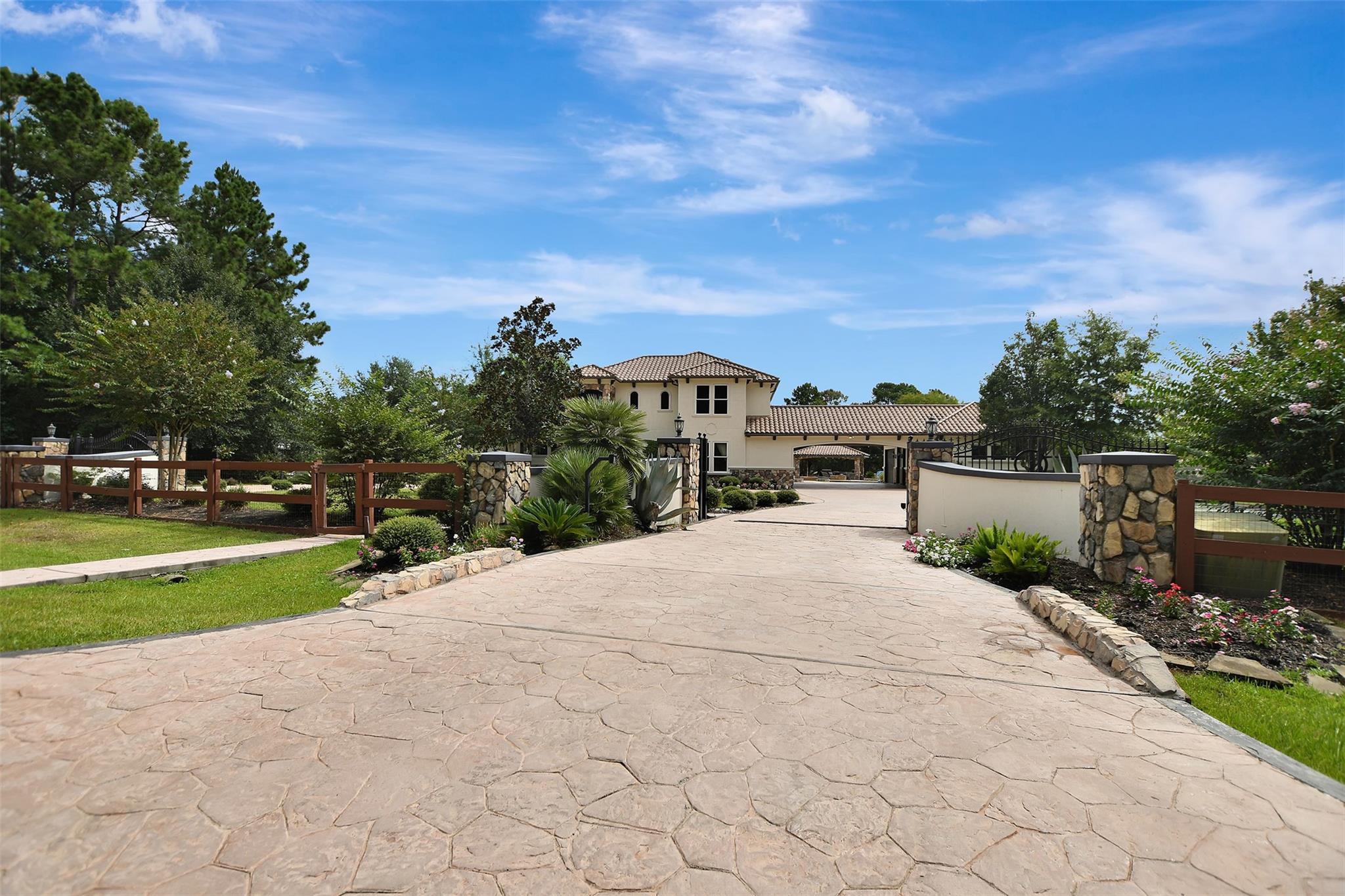 20 Lakefield Boulevard
