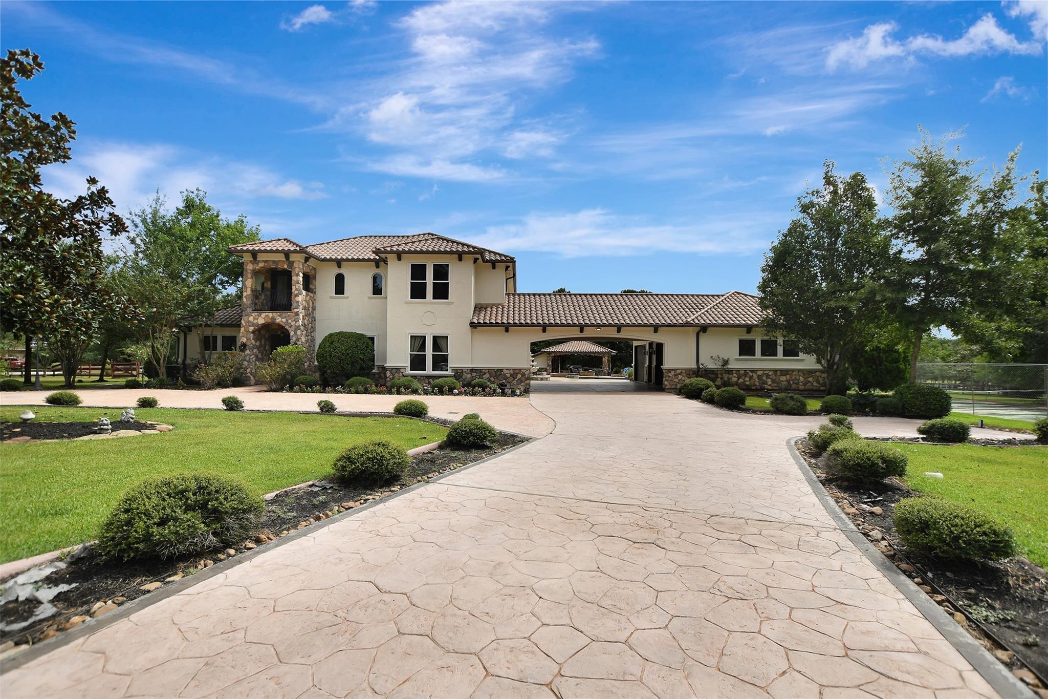 20 Lakefield Boulevard