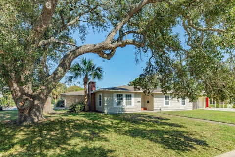 Photo of 118 Tarpon Avenue, Galveston, TX 77550 (MLS # 84731693)