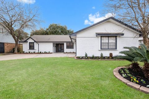 Photo of 322 E Edgebrook Drive, Houston, TX 77034 (MLS # 18004198)