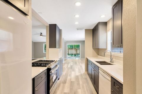17 W Broken Oak The Woodlands TX 77381