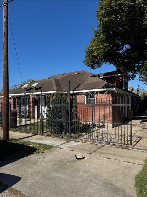 Photo of 2101 Maury Street, Houston, TX 77026 (MLS # 75599617)