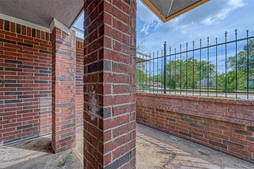 Photo of 5431 Willow Glen Drive, Houston, TX 77033 (MLS # 23470416)