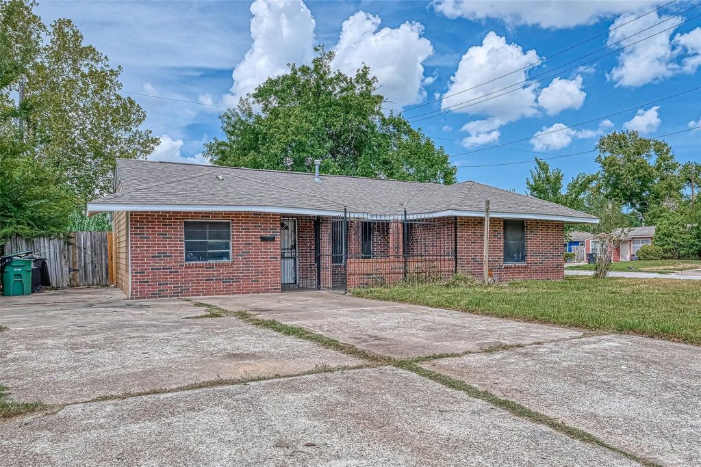 Photo of 5431 Willow Glen Drive, Houston, TX 77033 (MLS # 23470416)