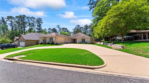 Photo of 621 Hillcrest Drive, Huntsville, TX 77340 (MLS # 36854789)