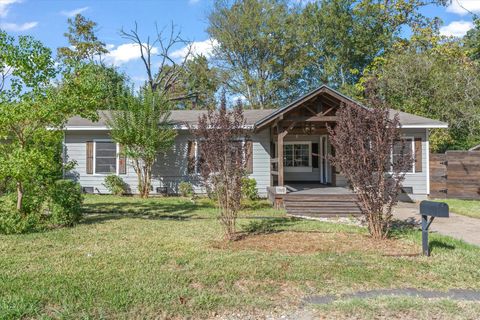 Photo of 910 Maryland Drive, Athens, TX 75751 (MLS # 41889632)