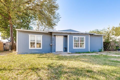 Photo of 930 Shawnee Trace, Grand Prairie, TX 75051 (MLS # 15034849)