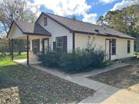 Homes For Sale - 1131 W Front Street<br/> Sealy, TX 77474