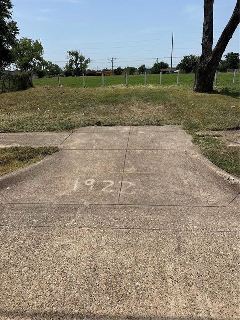 Photo of 1922 Pueblo Street, Dallas, TX 75212 (MLS # 65876008)