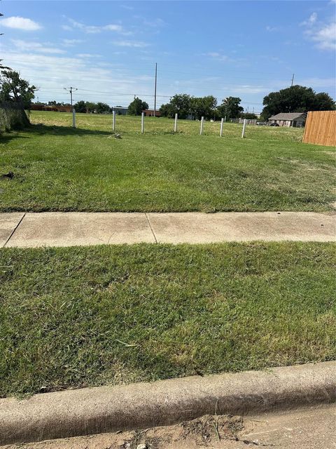 Photo of 1922 Pueblo Street, Dallas, TX 75212 (MLS # 65876008)