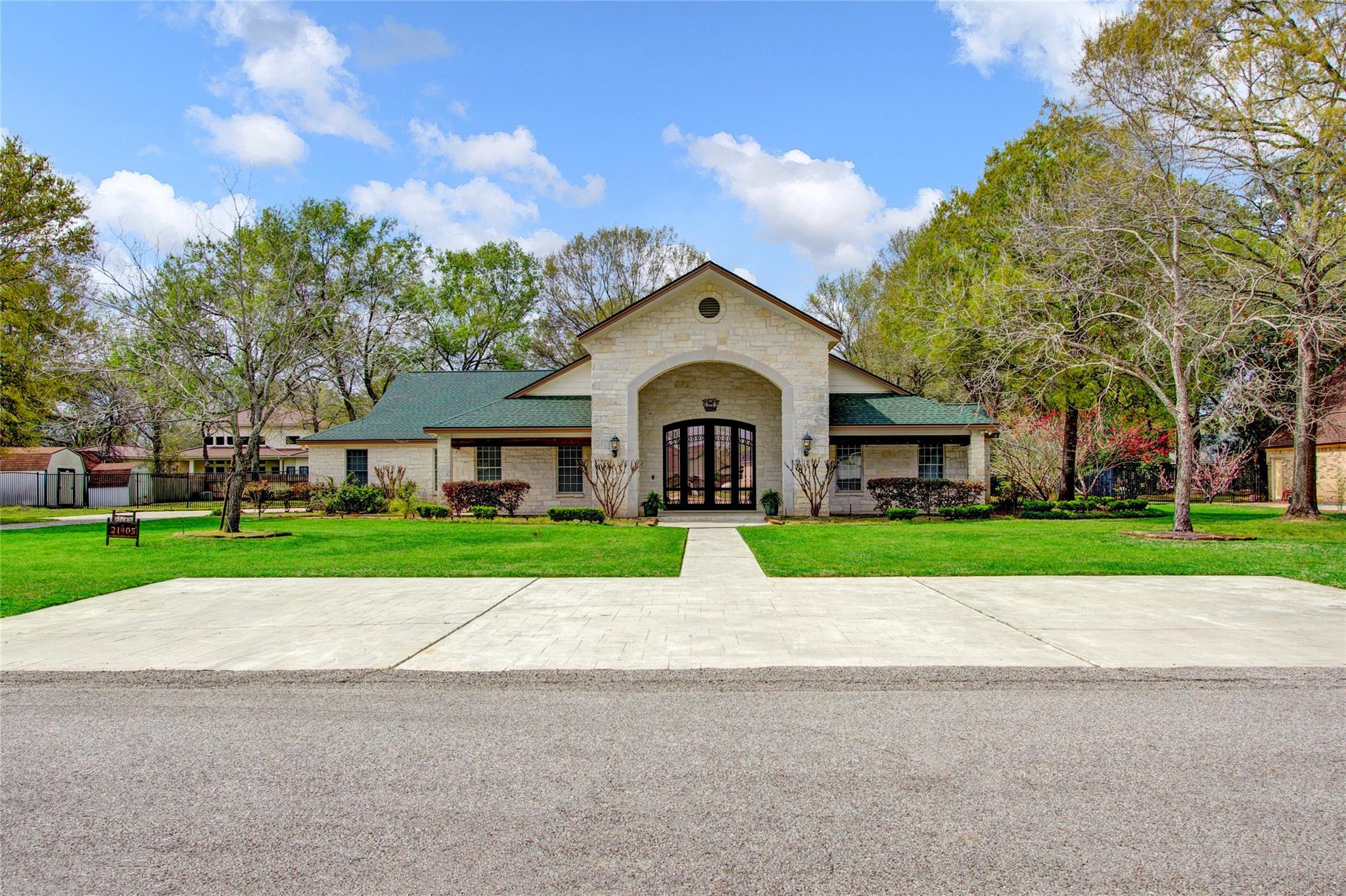21405 Whispering Pines