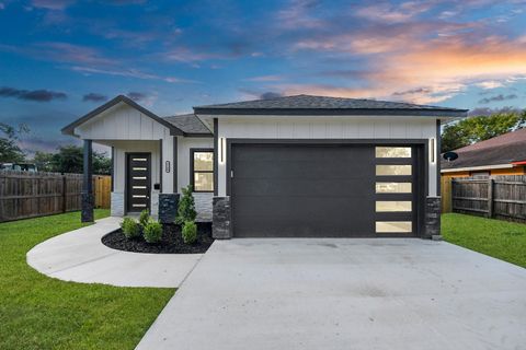 Photo of 2720 Cos Street, Liberty, TX 77575 (MLS # 13601099)