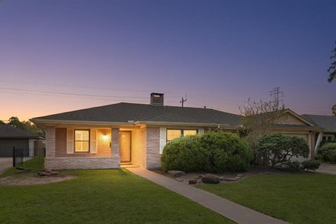 Photo of 4831 Knickerbocker Street, Houston, TX 77035 (MLS # 21483613)