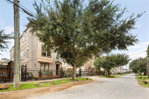 Photo of 5733 Kansas Street, Houston, TX 77007 (MLS # 86121610)