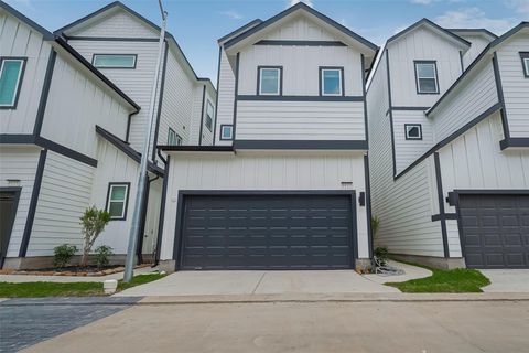 Photo of 1609 Regents Court, Houston, TX 77055 (MLS # 26962576)