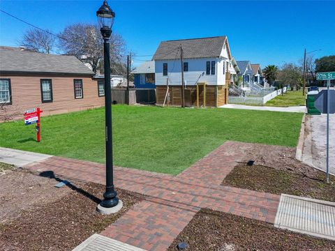 Photo of 1326 27th Street, Galveston, TX 77550 (MLS # 61873991)