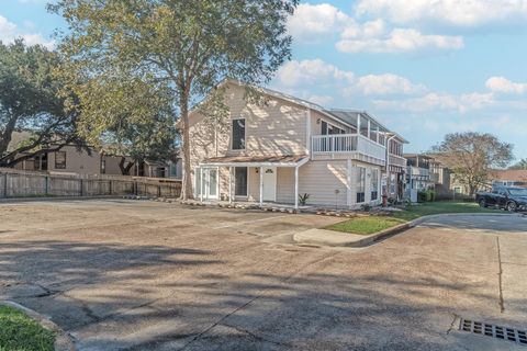 Photo of 132 April Point Drive N, Conroe, TX 77356 (MLS # 46139056)