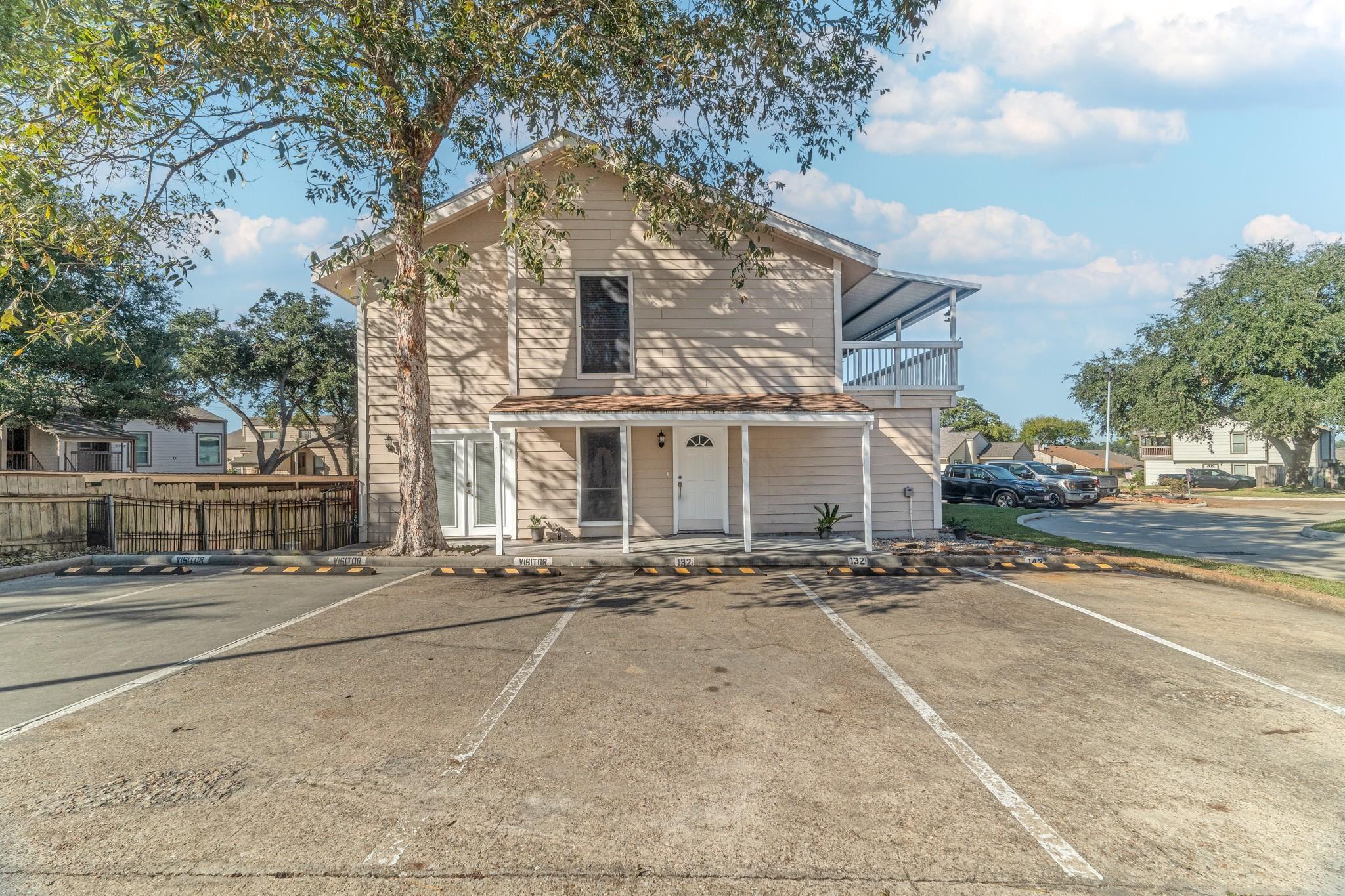 132 April Point Drive N