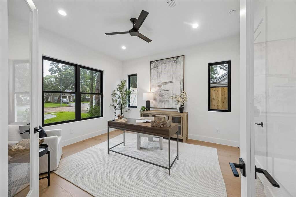 Photo of 1031 W 43rd Street, Houston, TX 77018 (MLS # 87832987)