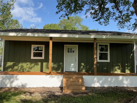 Photo of 808 Josephine Street, Yoakum, TX 77995 (MLS # 3324825)